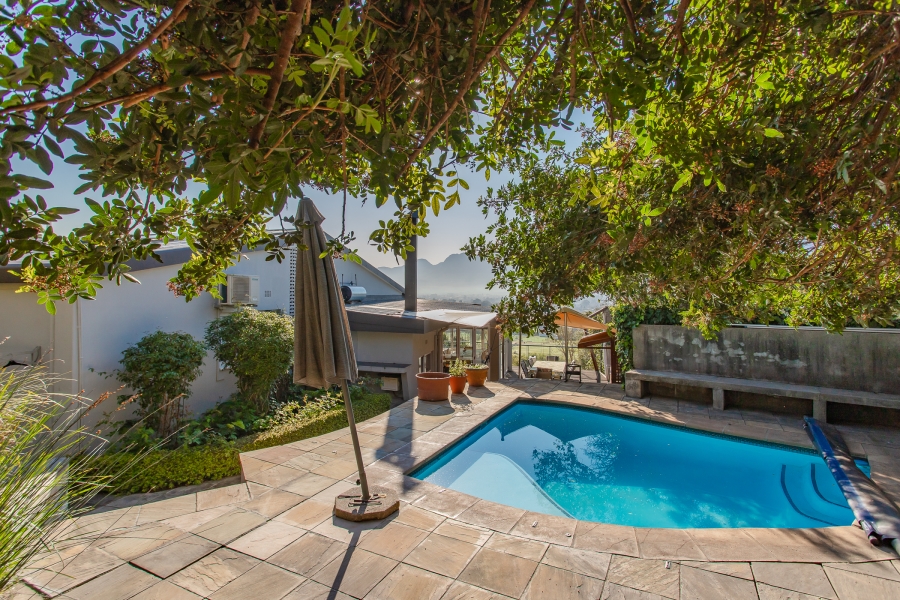 4 Bedroom Property for Sale in Lemoenkloof Western Cape